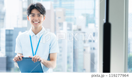 学んだことを復習する介護職員 119277964
