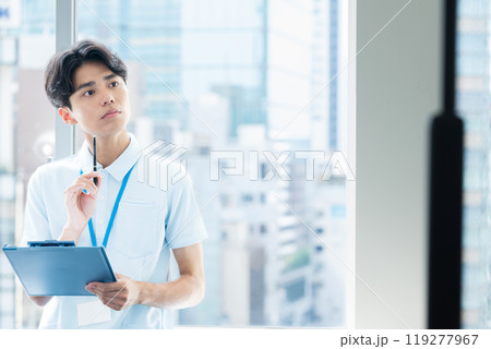 学んだことを復習する介護職員 119277967