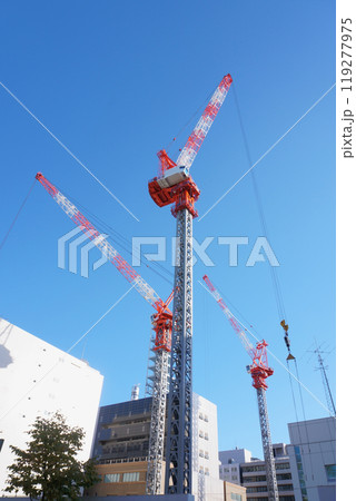 地方都市の高層建築物工事現場のクレーン 119277975