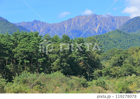 秋の信濃大町から望む北アルプス 119278078