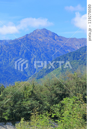 秋の信濃大町から望む北アルプス 119278080