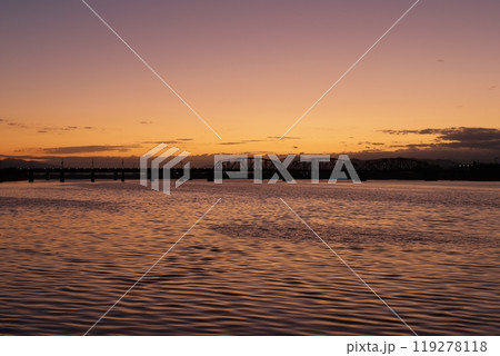朝の河川敷にて 朝の河川敷にて 119278118