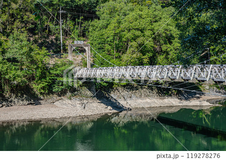 宇治川に架かる吊り橋　天ケ瀬橋　京都府宇治市 119278276
