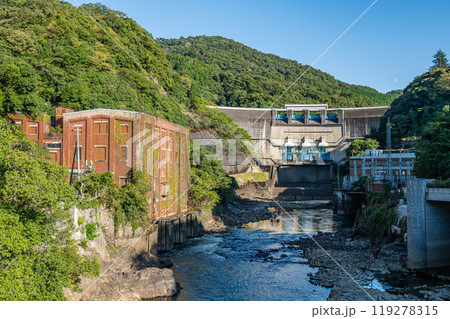天ケ瀬ダムと旧宇治川電気志津川発電所跡　京都府宇治市 119278315