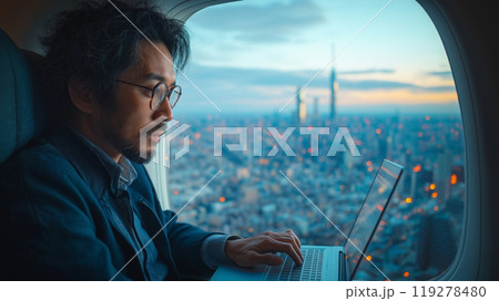 飛行機で作業するビジネスマン 119278480