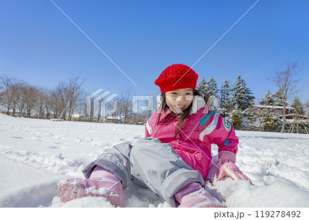 雪の公園で遊ぶ女の子 119278492