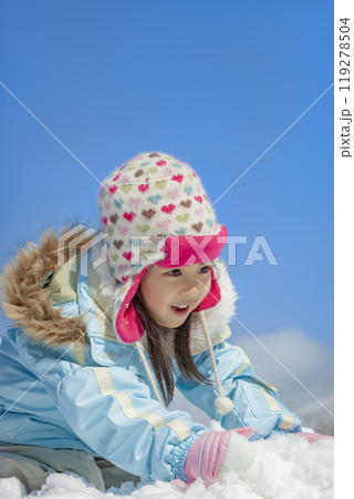 雪の公園で遊ぶ女の子 119278504