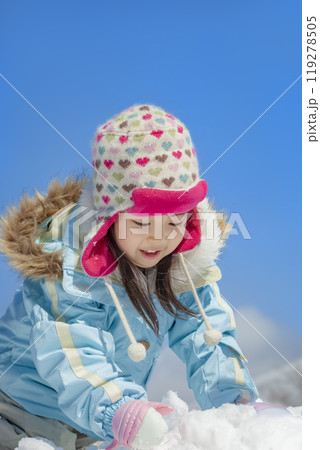雪の公園で遊ぶ女の子 119278505