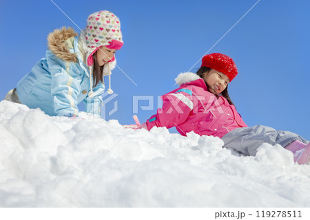 雪の公園で遊ぶ姉妹 119278511