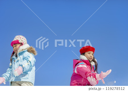 雪の公園で遊ぶ姉妹 119278512