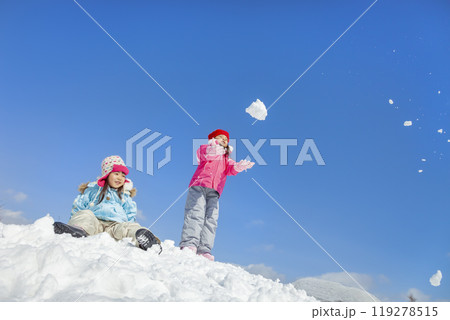 雪の公園で遊ぶ姉妹 119278515