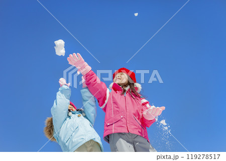 雪の公園で遊ぶ姉妹 119278517