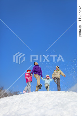 雪の公園で遊ぶ4人家族 119278521