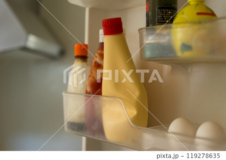 冷蔵庫のドアポケットにあるマヨネーズとかケチャップとか 冷蔵庫のドアポケットにあるマヨネーズとかケチャップとか 119278635