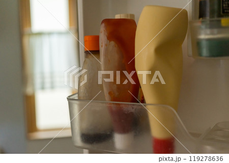 冷蔵庫のドアポケットにあるマヨネーズとかケチャップとか 冷蔵庫のドアポケットにあるマヨネーズとかケチャップとか 119278636