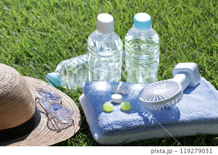 屋外で撮影した熱中症対策グッズの集合イメージ 119279031