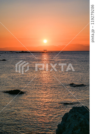 神奈川県葉山町森戸海岸からの夕日 119279286