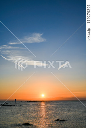 神奈川県葉山町森戸海岸からの夕日 119279291