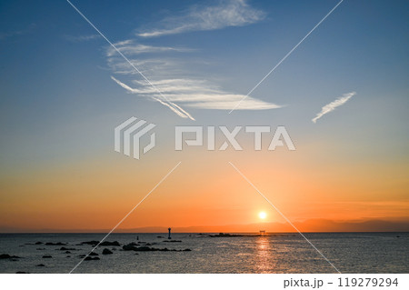 神奈川県葉山町森戸海岸からの夕日 119279294