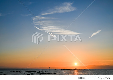 神奈川県葉山町森戸海岸からの夕日 神奈川県葉山町森戸海岸からの夕日 119279295