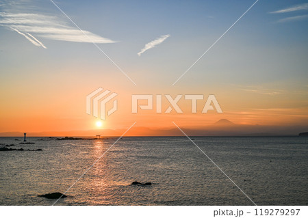 神奈川県葉山町森戸海岸からの夕日 119279297