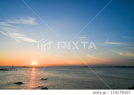 神奈川県葉山町森戸海岸からの夕日 119279307