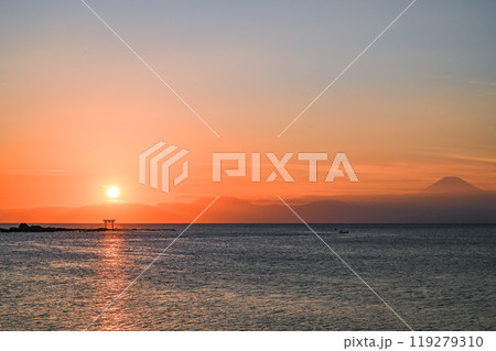 神奈川県葉山町森戸海岸からの夕日 神奈川県葉山町森戸海岸からの夕日 119279310