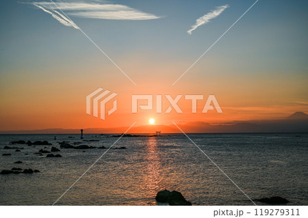 神奈川県葉山町森戸海岸からの夕日 119279311