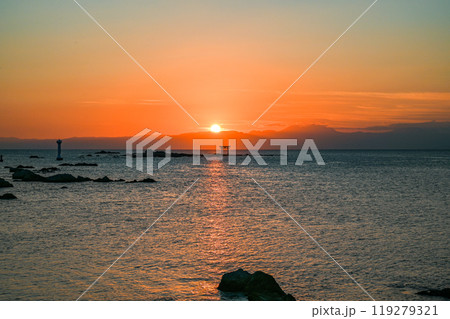 神奈川県葉山町森戸海岸からの夕日 119279321