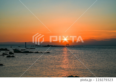 神奈川県葉山町森戸海岸からの夕日 119279323