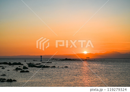 神奈川県葉山町森戸海岸からの夕日 神奈川県葉山町森戸海岸からの夕日 119279324