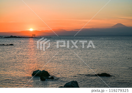 神奈川県葉山町森戸海岸からの夕日 119279325
