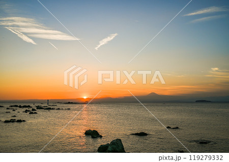 神奈川県葉山町森戸海岸からの夕日 119279332