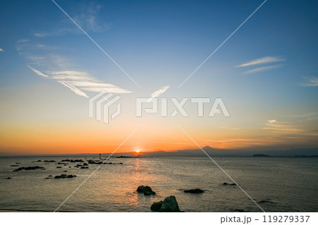 神奈川県葉山町森戸海岸からの夕日 神奈川県葉山町森戸海岸からの夕日 119279337