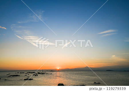 神奈川県葉山町森戸海岸からの夕日 神奈川県葉山町森戸海岸からの夕日 119279339