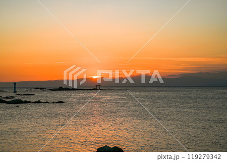 神奈川県葉山町森戸海岸からの夕日 119279342