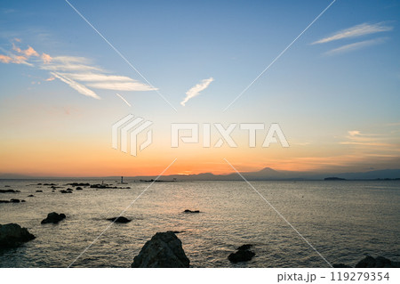 神奈川県葉山町森戸海岸からの夕日 神奈川県葉山町森戸海岸からの夕日 119279354