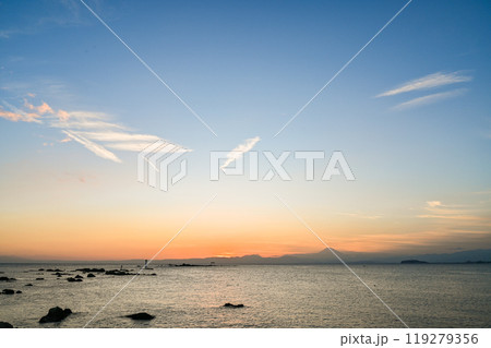 神奈川県葉山町森戸海岸からの夕日 神奈川県葉山町森戸海岸からの夕日 119279356