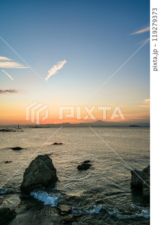 神奈川県葉山町森戸海岸からの夕日 神奈川県葉山町森戸海岸からの夕日 119279373