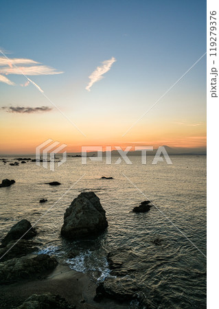 神奈川県葉山町森戸海岸からの夕日 神奈川県葉山町森戸海岸からの夕日 119279376