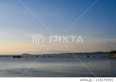 神奈川県葉山町森戸海岸からの夕日 神奈川県葉山町森戸海岸からの夕日 119279391