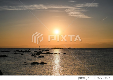 神奈川県葉山町森戸海岸からの夕日 119279407
