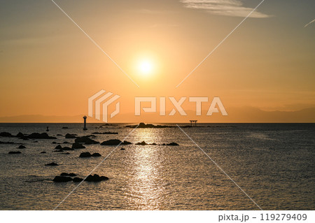 神奈川県葉山町森戸海岸からの夕日 119279409