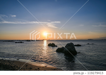 神奈川県葉山町森戸海岸からの夕日 神奈川県葉山町森戸海岸からの夕日 119279413