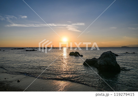 神奈川県葉山町森戸海岸からの夕日 119279415