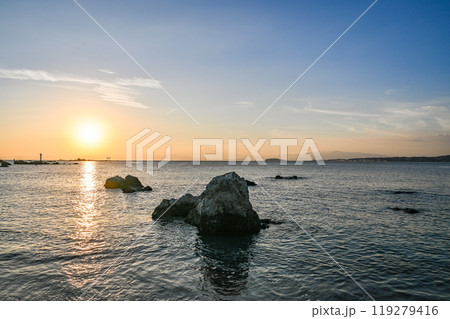 神奈川県葉山町森戸海岸からの夕日 119279416