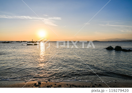 神奈川県葉山町森戸海岸からの夕日 119279420