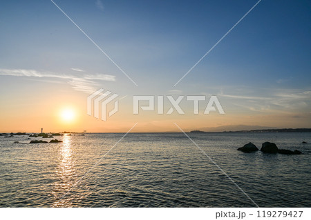 神奈川県葉山町森戸海岸からの夕日 119279427