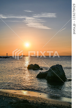 神奈川県葉山町森戸海岸からの夕日 119279429
