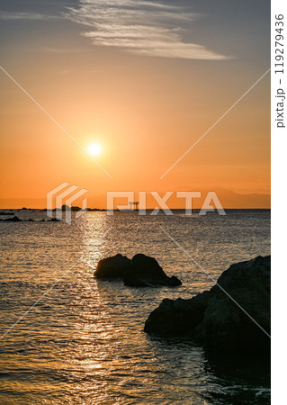 神奈川県葉山町森戸海岸からの夕日 119279436